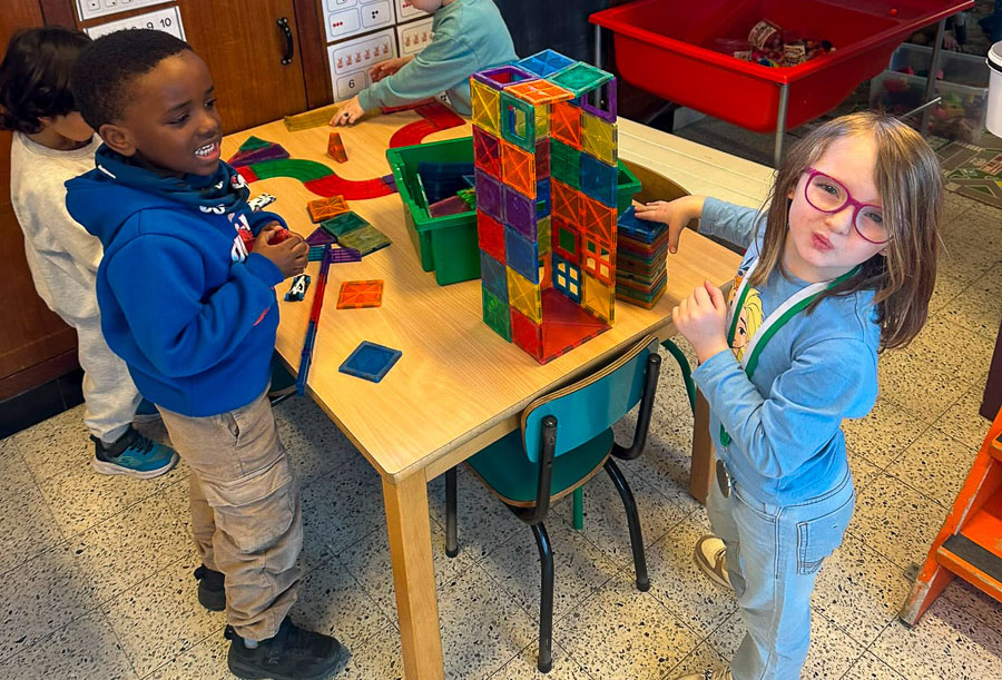 Kinderen die samen een huis bouwen met speelgoed