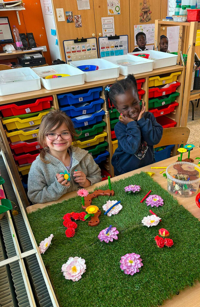 2 spelende kinderen in een klaslokaal